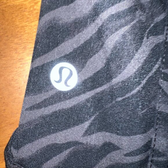 Lululemon Tracker Short Size 8 Le Tigre Camo Deep Coal Multi (Zebra) - Picture 4 of 5